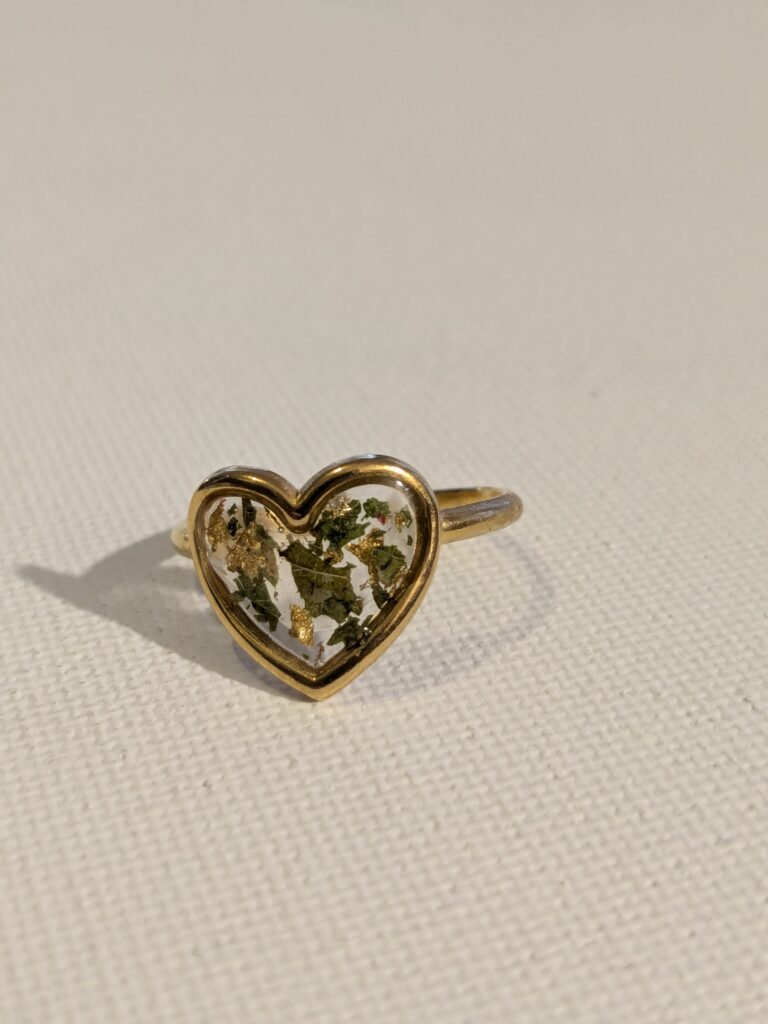 Anillo acero en forma de corazón con hojas del bosque